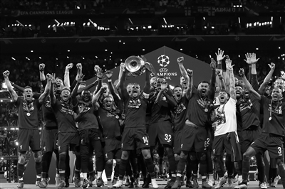 曼联旧将罗西：弗格森严肃中带着亲切体贴，待人就像父亲一样