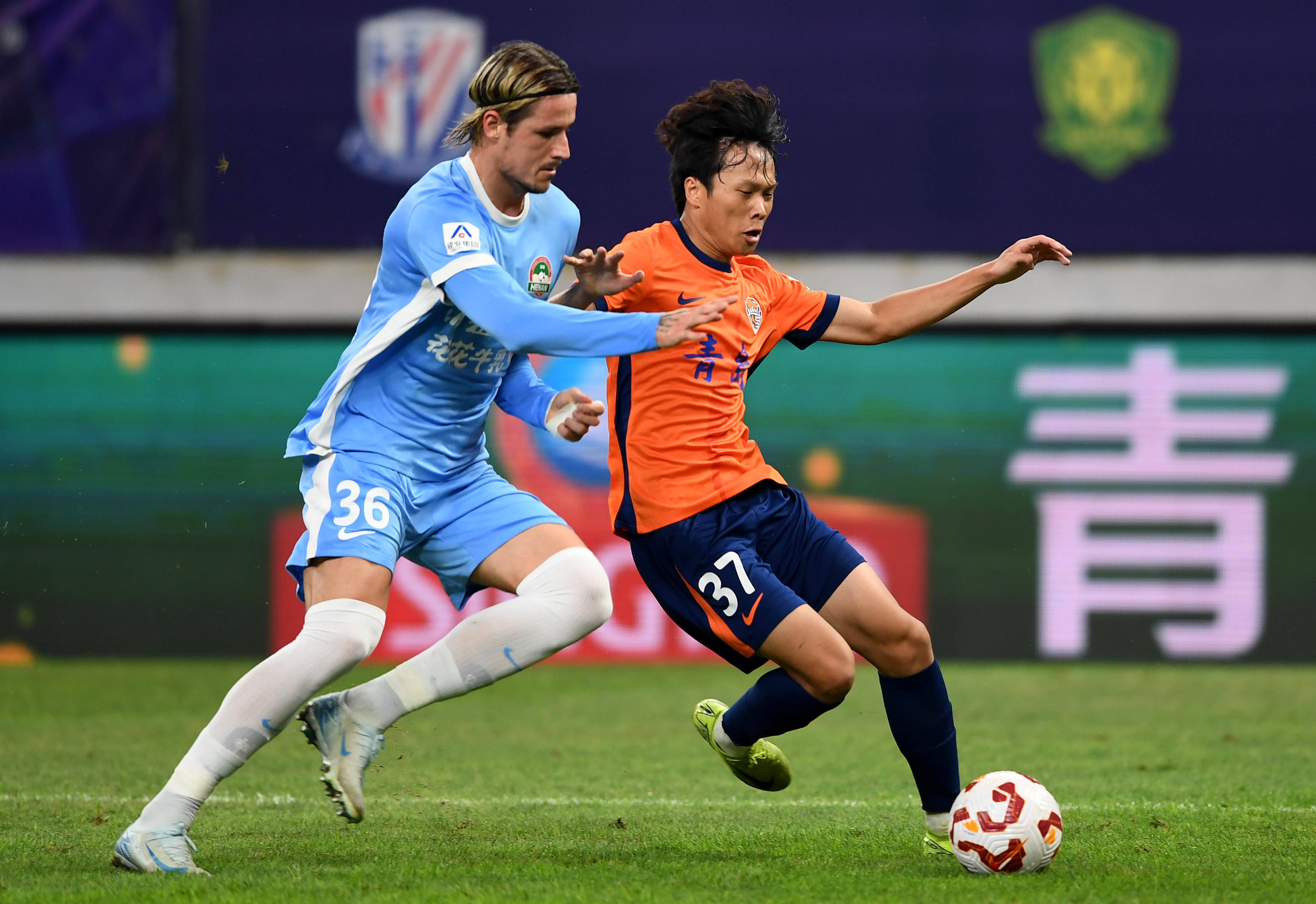 调皮二娃上线，穆勒庆祝夺冠时和25号队友高尔德顶牛假装受伤