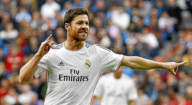 詹姆斯背后传球制造得分机会