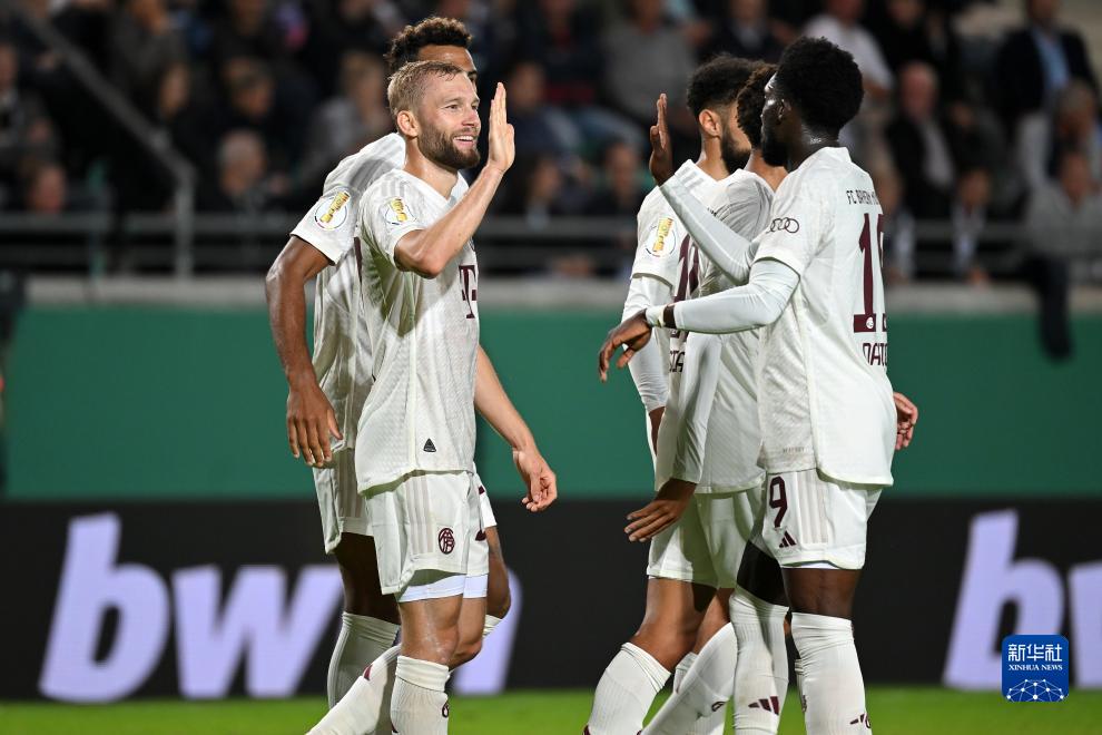 同一天绝代双骄各进一球！以下是媒体对C罗和梅西的...