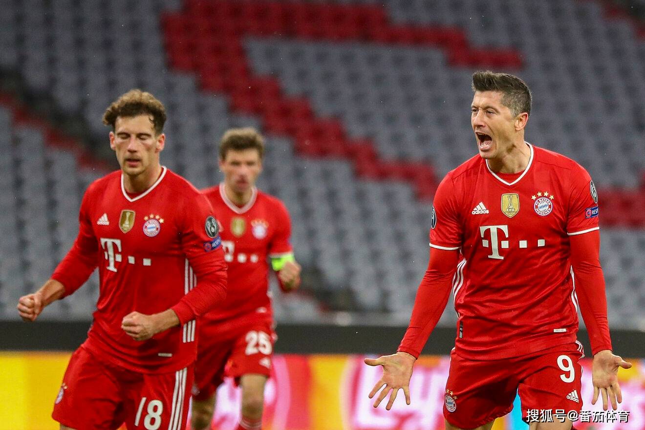 随迈阿密国际夺冠，德保罗赛后剪下主场球网留念